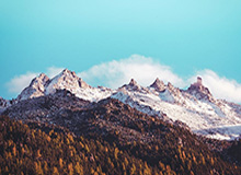 孩子般的错误！英冠后卫活球状态下手球送点，队友直挠后脑勺