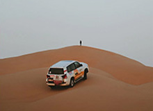 孩子般的错误！英冠后卫活球状态下手球送点，队友直挠后脑勺