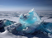 孩子般的错误!英冠后卫活球状态下手球送点,队友直挠后脑勺