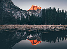 孩子般的错误！英冠后卫活球状态下手球送点，队友直挠后脑勺